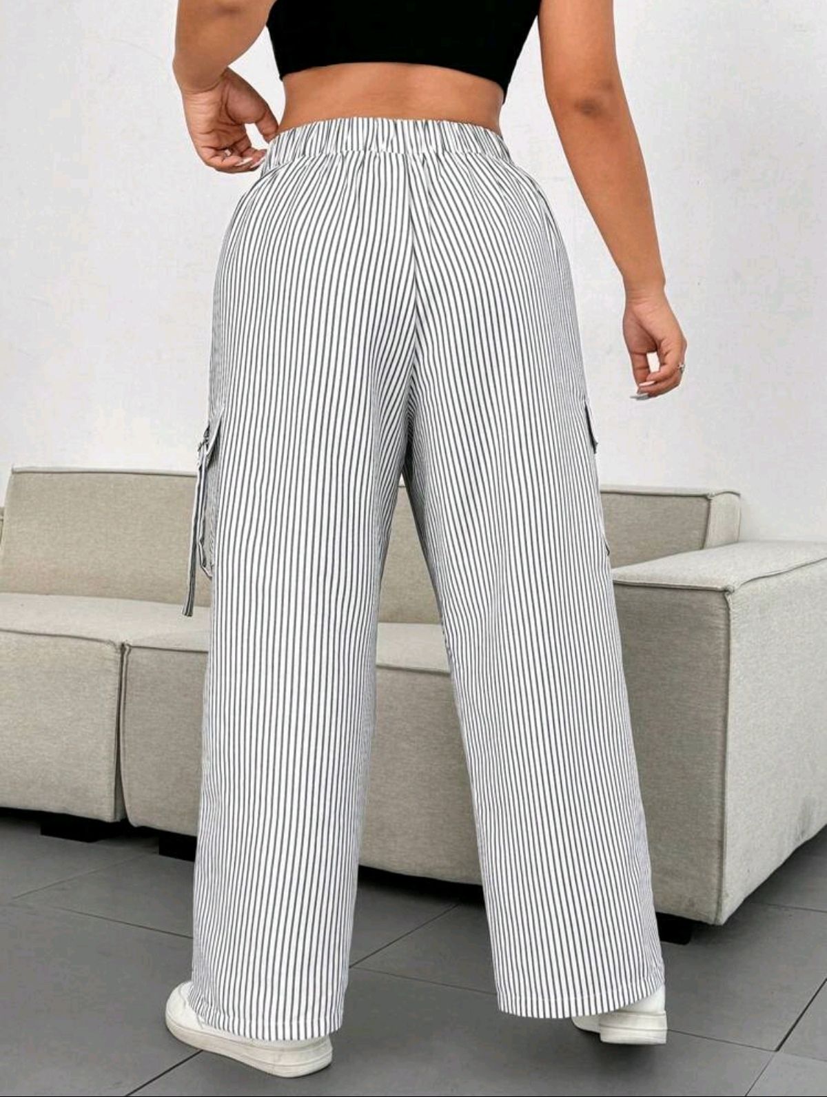 Pantalón de rayas con bolsillos laterales