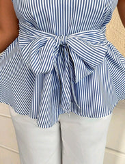 Blusa de rayas y medio hombro