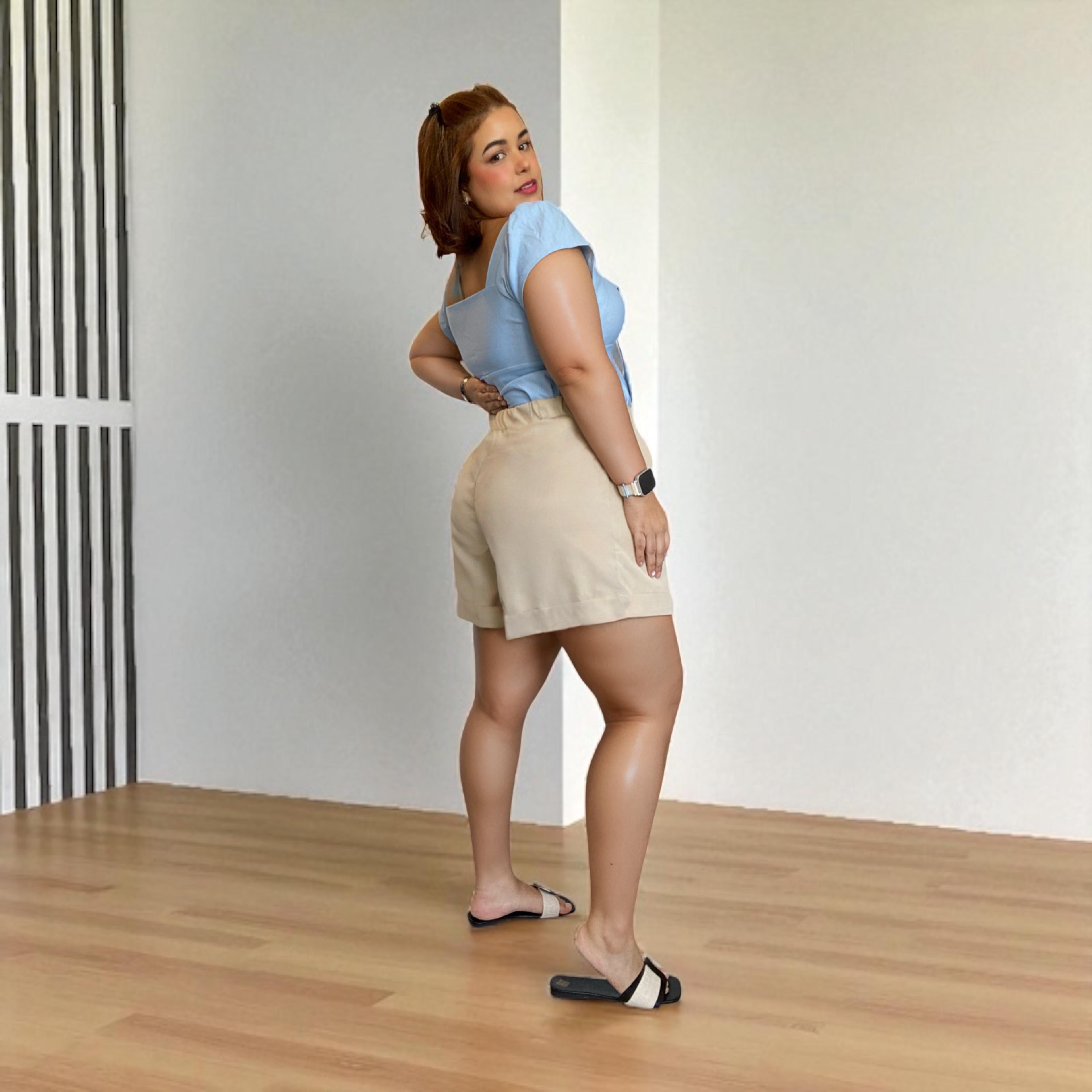 Short de tiro alto con pinzas caqui